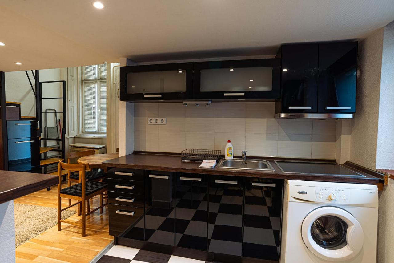 בודפשט Cosy Corner - Entire Apartment Near Oktogon מראה חיצוני תמונה