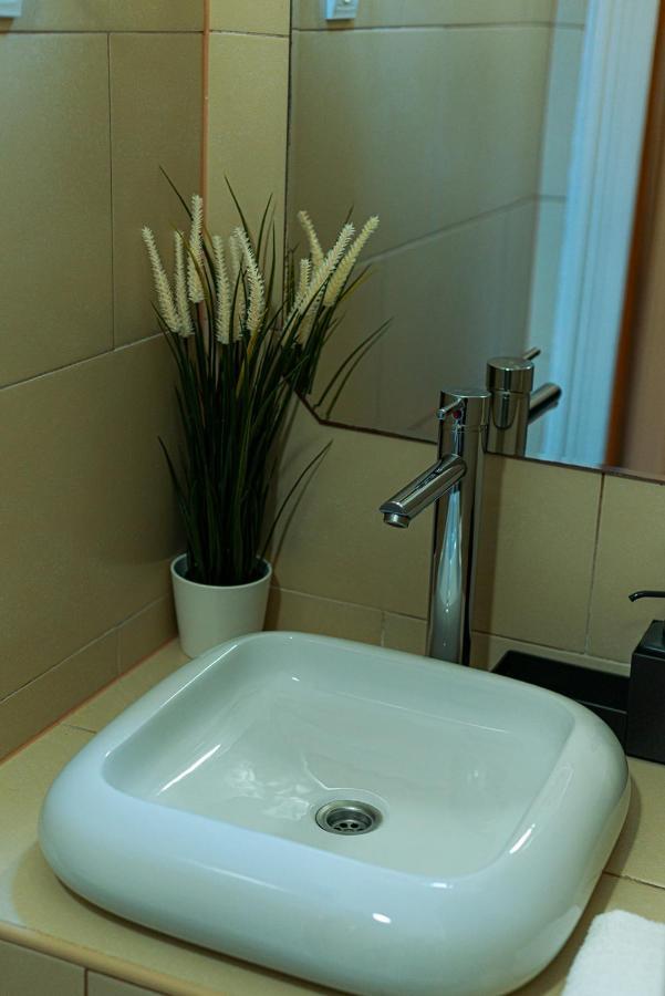 בודפשט Cosy Corner - Entire Apartment Near Oktogon מראה חיצוני תמונה